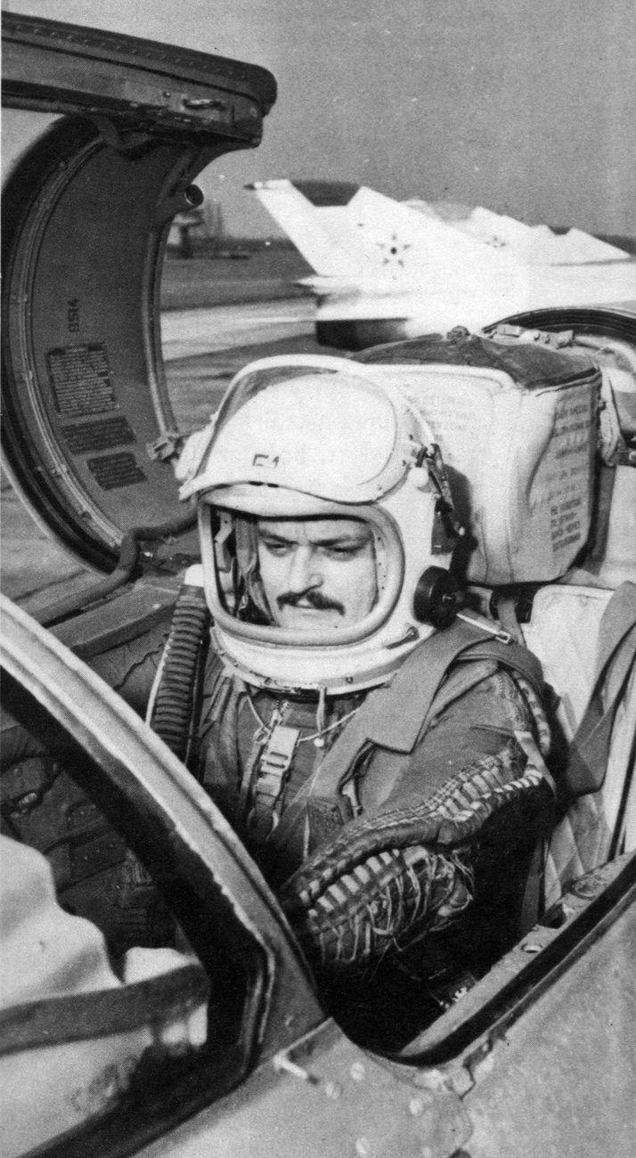 Magyari Béla a MiG–21 kabinjában, zárt magassági sisakban