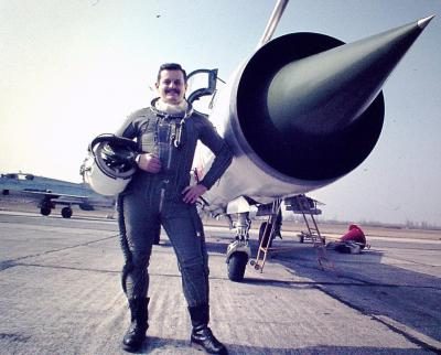 Magyari Béla a MiG–21-es vadászgép előtt